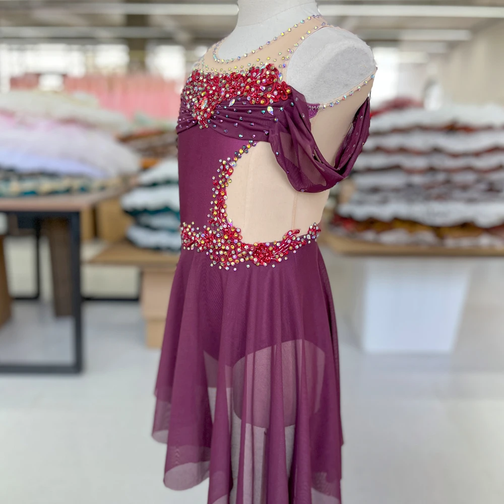 Schulterfreies, lyrisches Tanzkost&uuml;m aus Strass-Mesh in Pflaume | G028