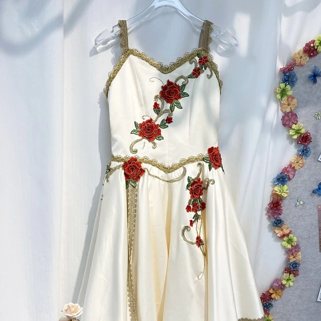 Wei&szlig;es Creme-Ballettkleid &bdquo;Das Erwachen der Flora&ldquo; | R0696