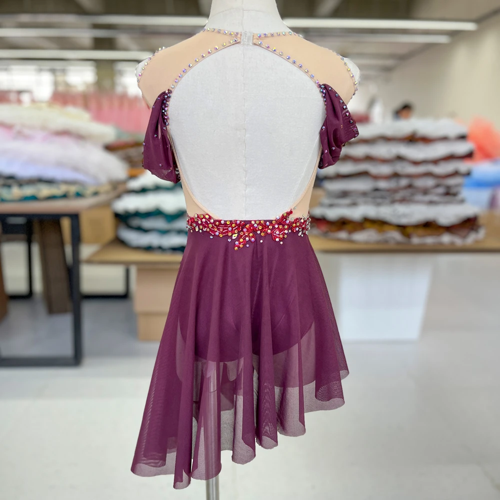 Schulterfreies, lyrisches Tanzkost&uuml;m aus Strass-Mesh in Pflaume | G028