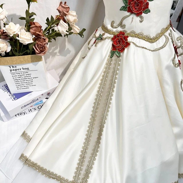 Wei&szlig;es Creme-Ballettkleid &bdquo;Das Erwachen der Flora&ldquo; | R0696