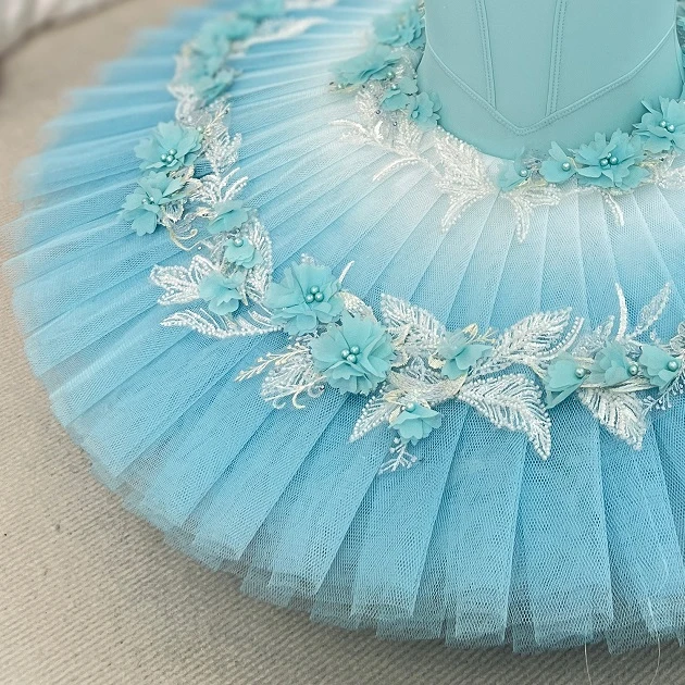 Hellblaues Pfannkuchen-Tutu mit Blumenmuster | S218